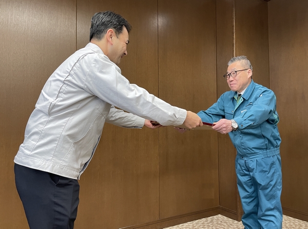 表彰状を授与される尾崎社長